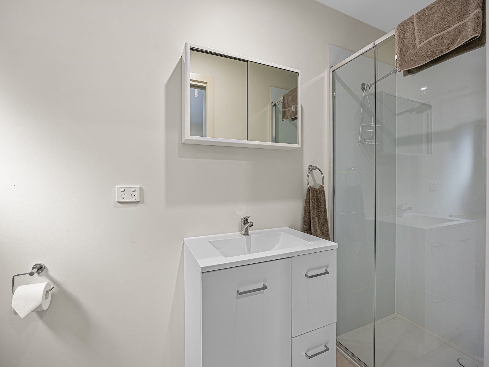 1 Bedroom Studio Cabin Bathroom